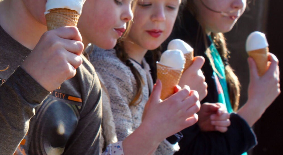 Kinderen die een ijsje eten