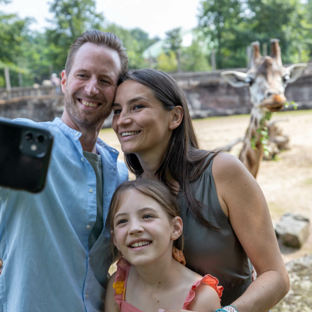 Gezin maakt selfie met giraffe