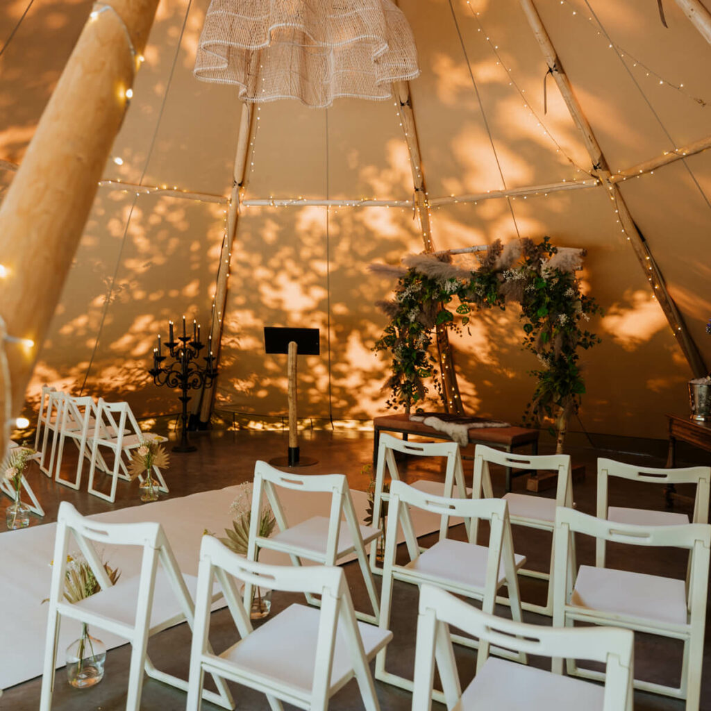 Trouwceremonie in tipi-tent
