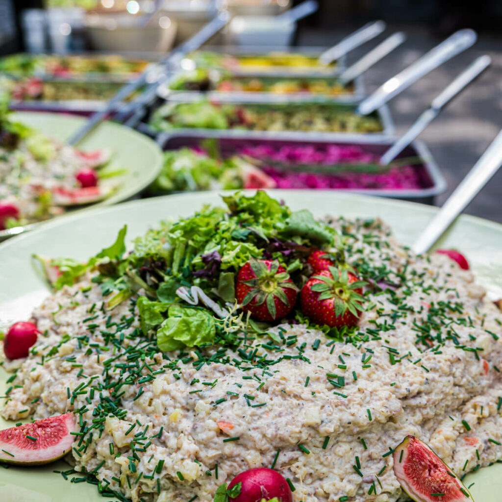 Buffet op het terras van Magnolia close-up
